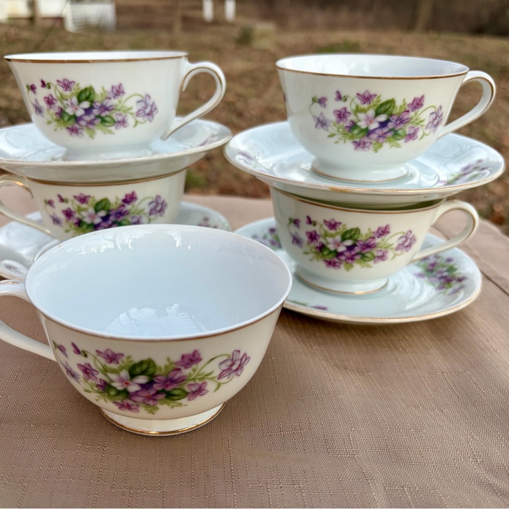 (4) Vintage Kyoto Bone China Violets 8038
Tea Cups & Saucers w/ bonus cup! - Picture 2 of 6